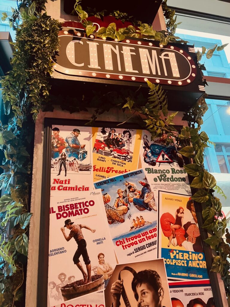 Santa Pizza Cinema Säule, Widmung an das Grosse italienische Cinema vergangener Zeiten